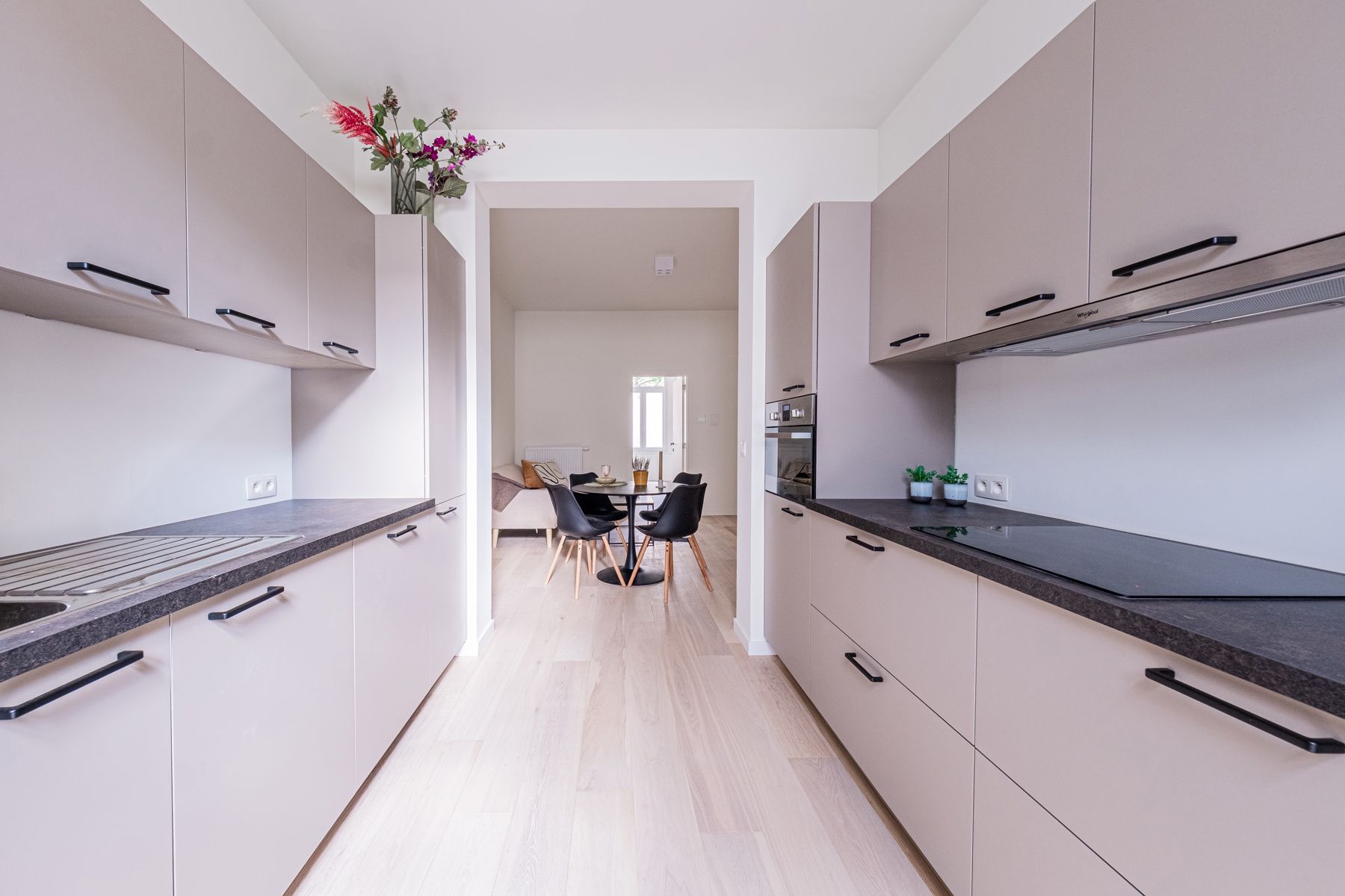 Gelijkvloers appartement met terras, volledig instapklaar foto {{pictureIndex}}