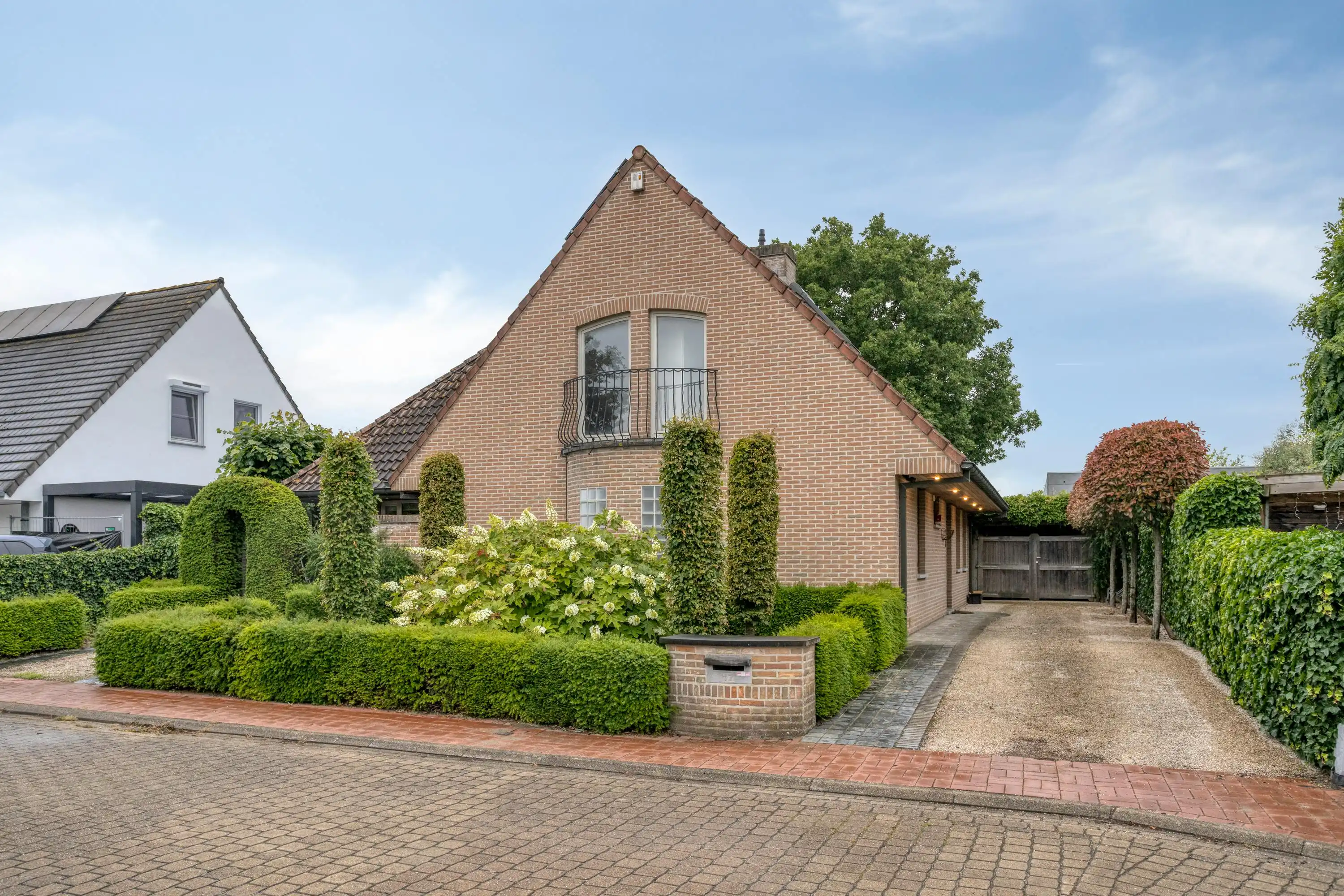 Villa te koop (4 slpk) in doodlopende straat te Sint-Andries foto {{pictureIndex}}