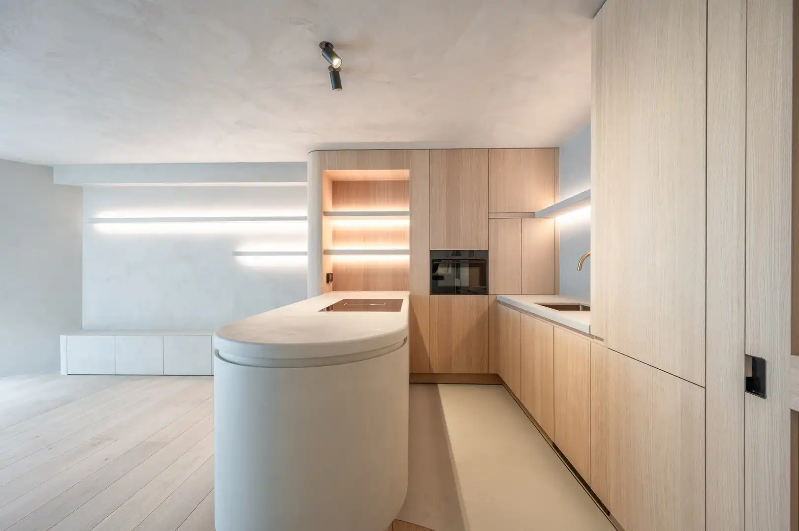 Gerenoveerd appartement met 3 slaapkamers, gelegen nabij de Zeedijk en het Driehoeksplein. foto 6