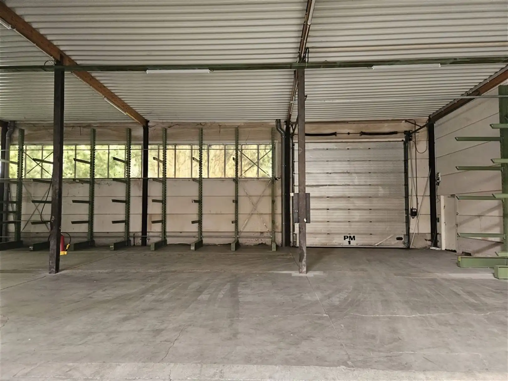 Magazijnen met verhard terrein en kantoren foto 14