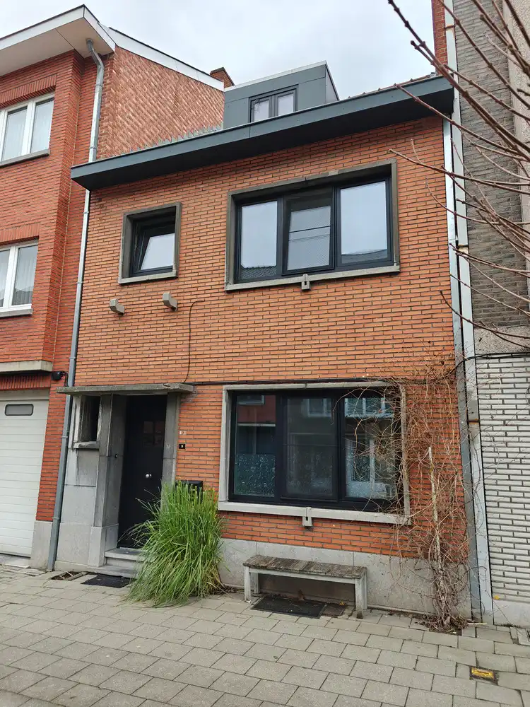 Te renoveren rijwoning met 4 slaapkamers en leuke stadstuin. foto 2