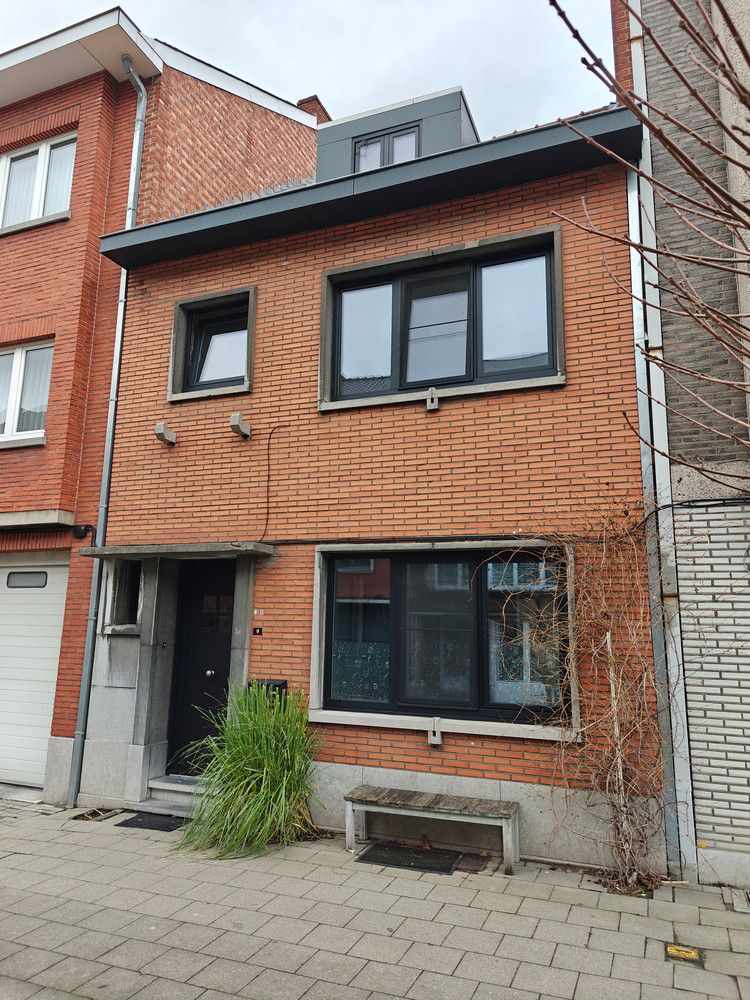 Te renoveren rijwoning met 4 slaapkamers en leuke stadstuin. foto 2