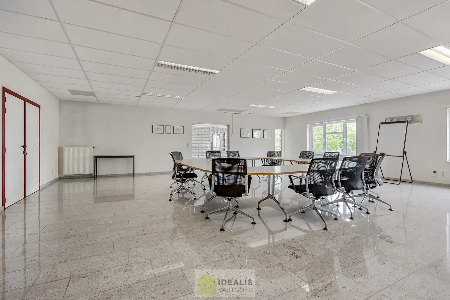 IDEALIS VASTGOED – Industrieel bedrijfsgebouw van maar liefst +-5000m² bruikbare oppervlakte, bestaande uit bedrijfshallen, kantoor- en vergaderruimtes en een appartement met een centrale ligging op industrieterrein Genk Zuid op een perceel van 10.326m² (1,03 hectare). foto 20