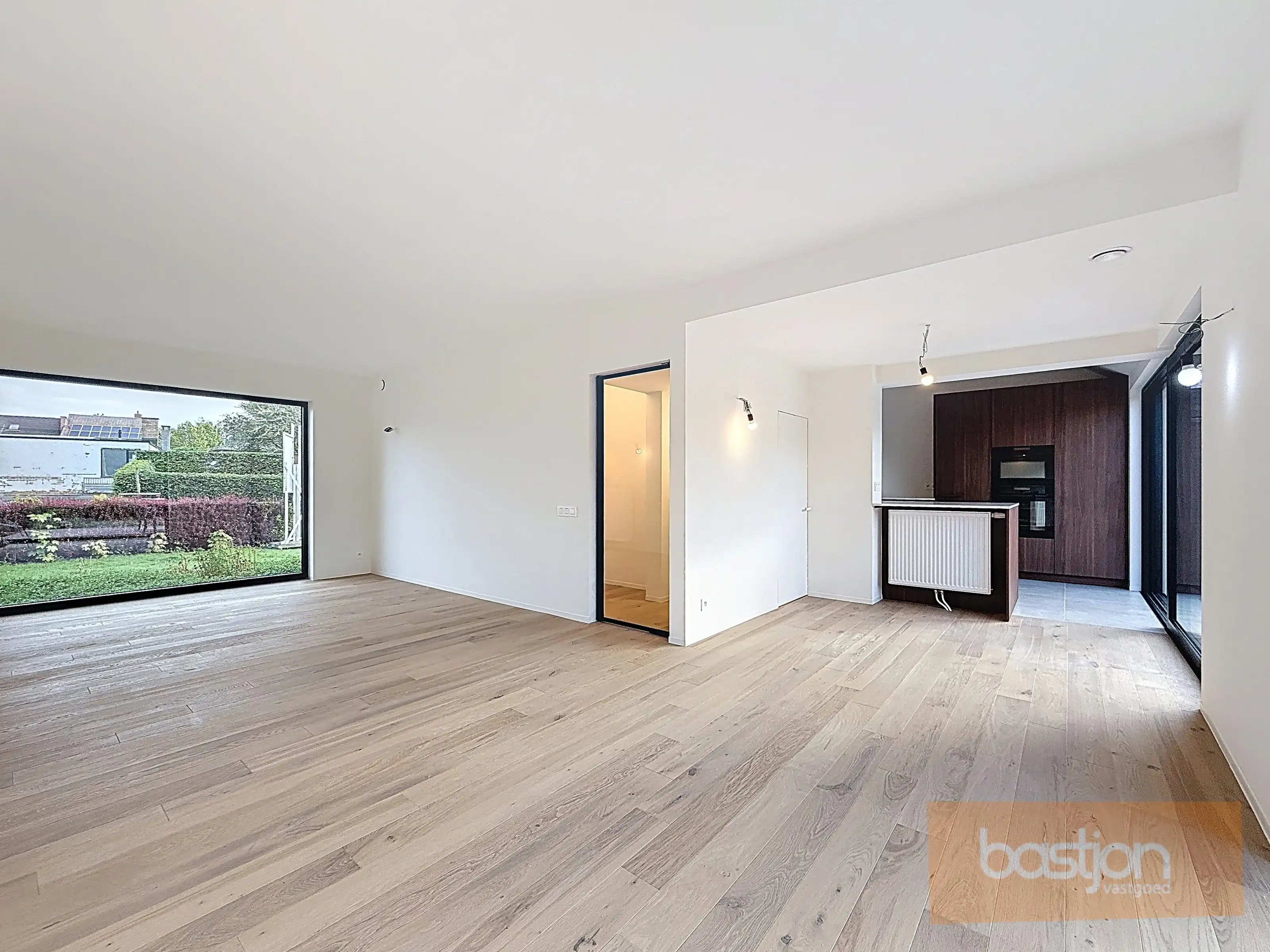 Volledig gerenoveerde, lichtrijke woning met uitzicht op het Preshoekbos foto 3