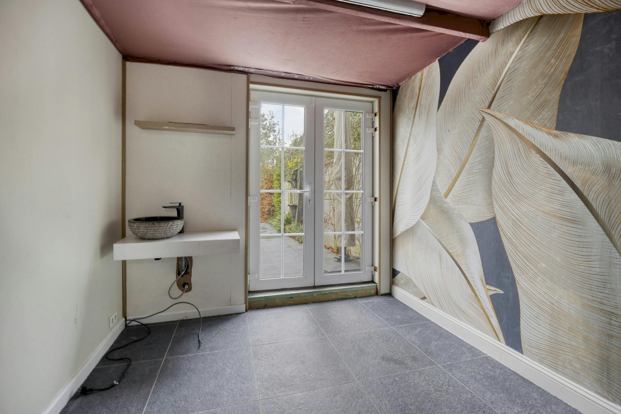 Gerenoveerd vrijstaand huis met zwembad, poolhouse en tuin foto 19