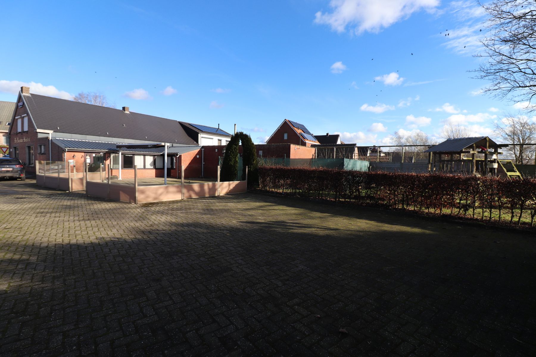Een horecazaak met bovengelegen woonst en zonnig terras in Wortel. foto 16