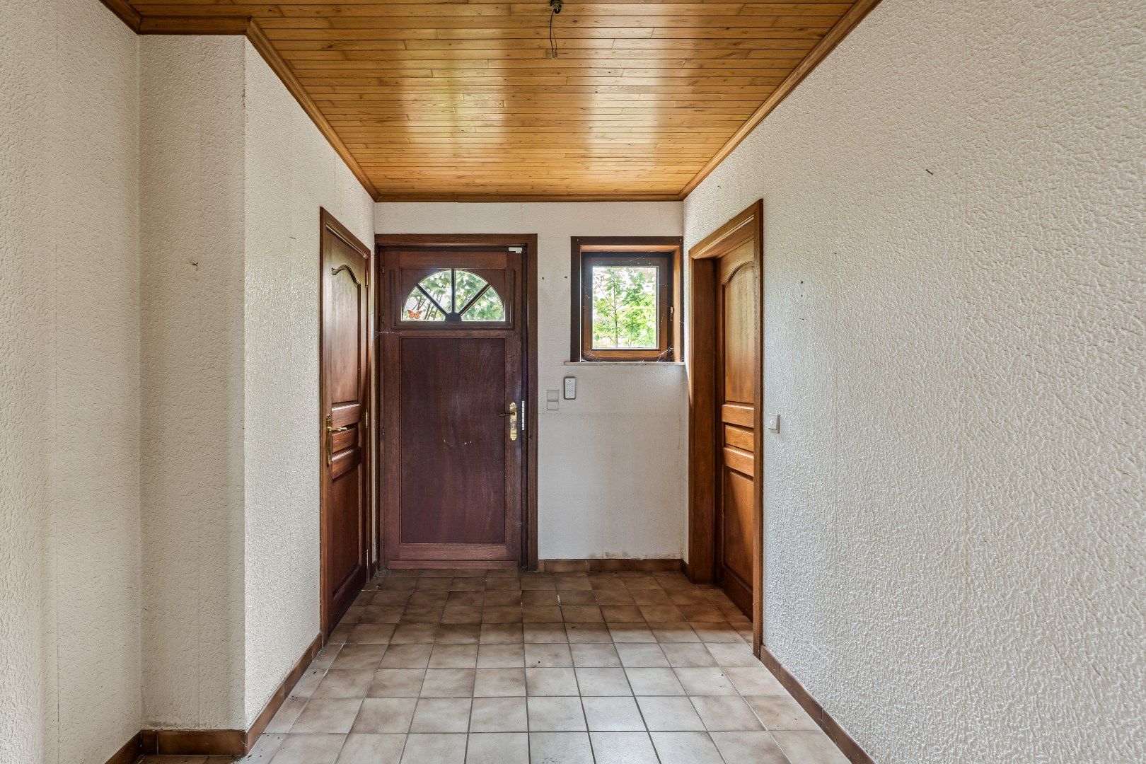 Woning met 3 slaapkamers, ruime garage en tuin op 662m². foto 2