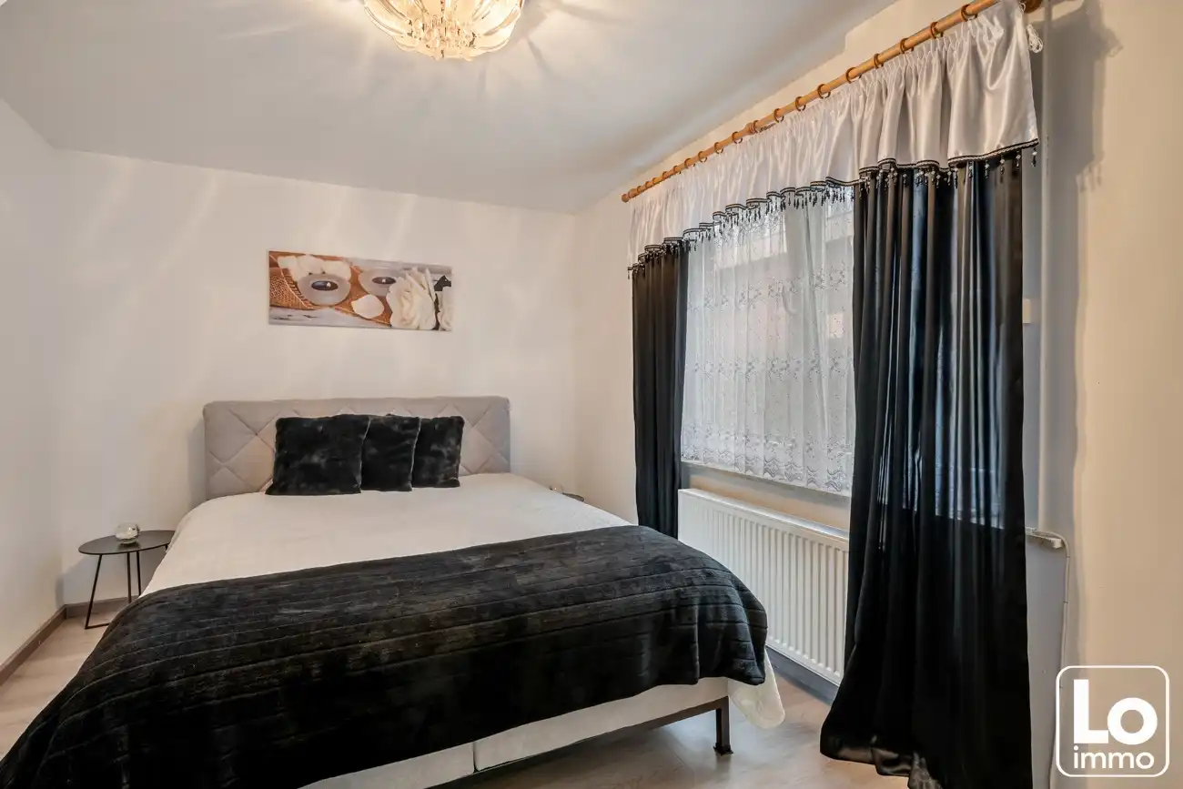 Instap klare half open woning met inpandige garage en kleine voortuin op een toplocatie nabij het centrum van Oostakker! foto 4