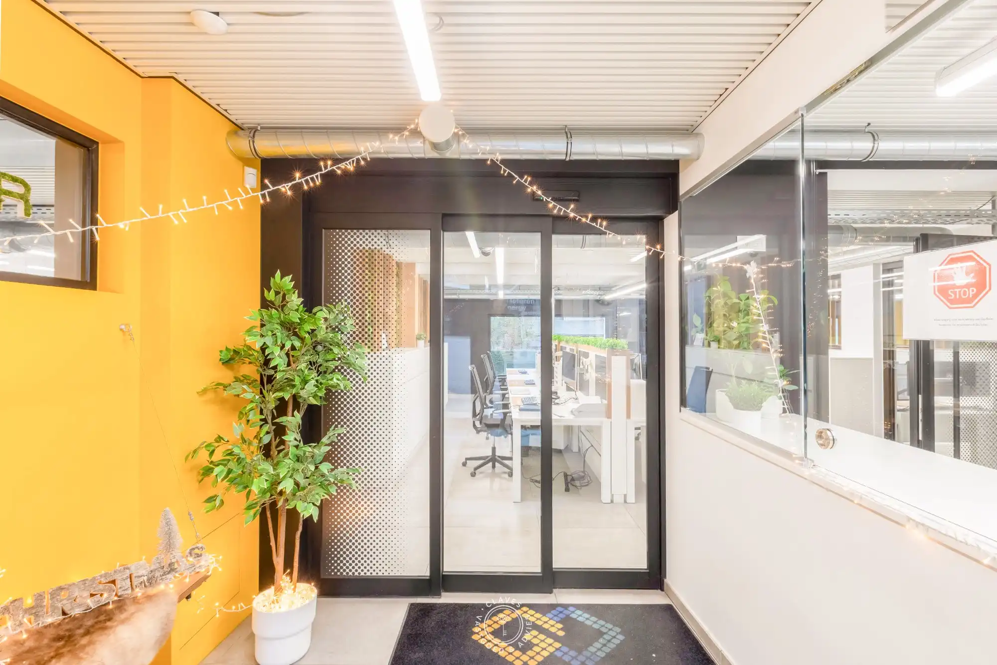 Multifunctioneel kantoorgebouw met magazijnen foto 5