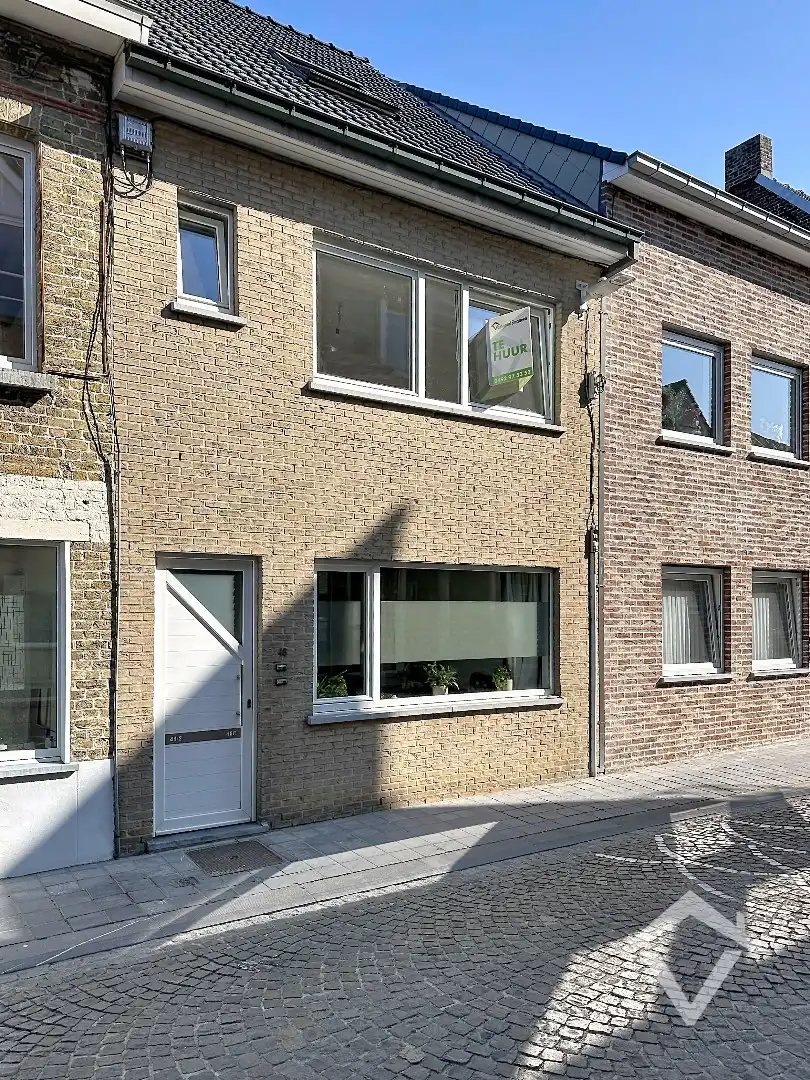 Ruim duplex appartement met zonnig terras in centrum Koekelare  foto {{pictureIndex}}