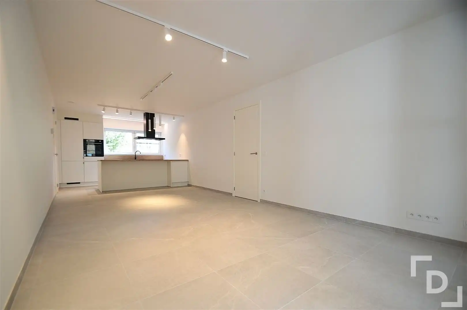 Nieuwbouwappartement van hoogwaardige afwerking met staanplaats te huur in centrum Ieper foto 7