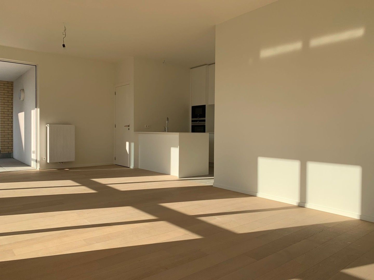 Lichtrijk nieuwbouw appartement met 2 slaapkamers, zonneterras, parking en berging foto {{pictureIndex}}