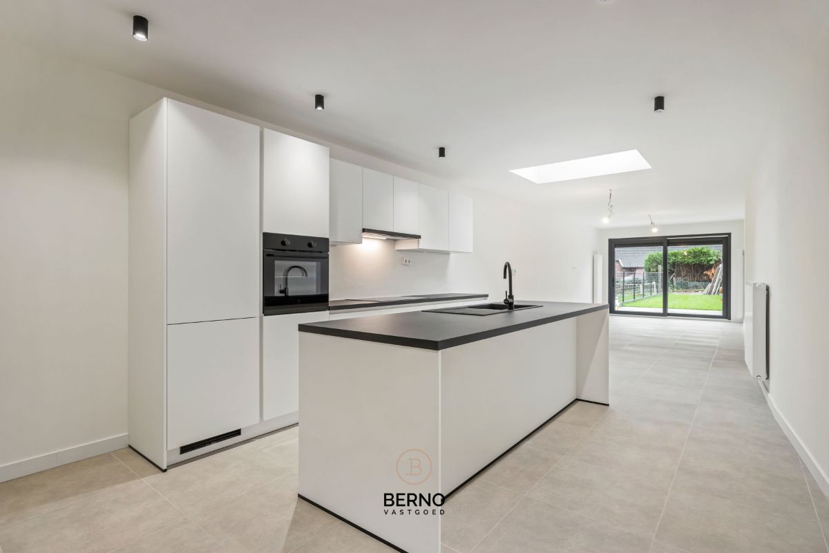 Prachtige (ver)nieuwbouw met autostaanplaats vlakbij de 'Heide' foto 6