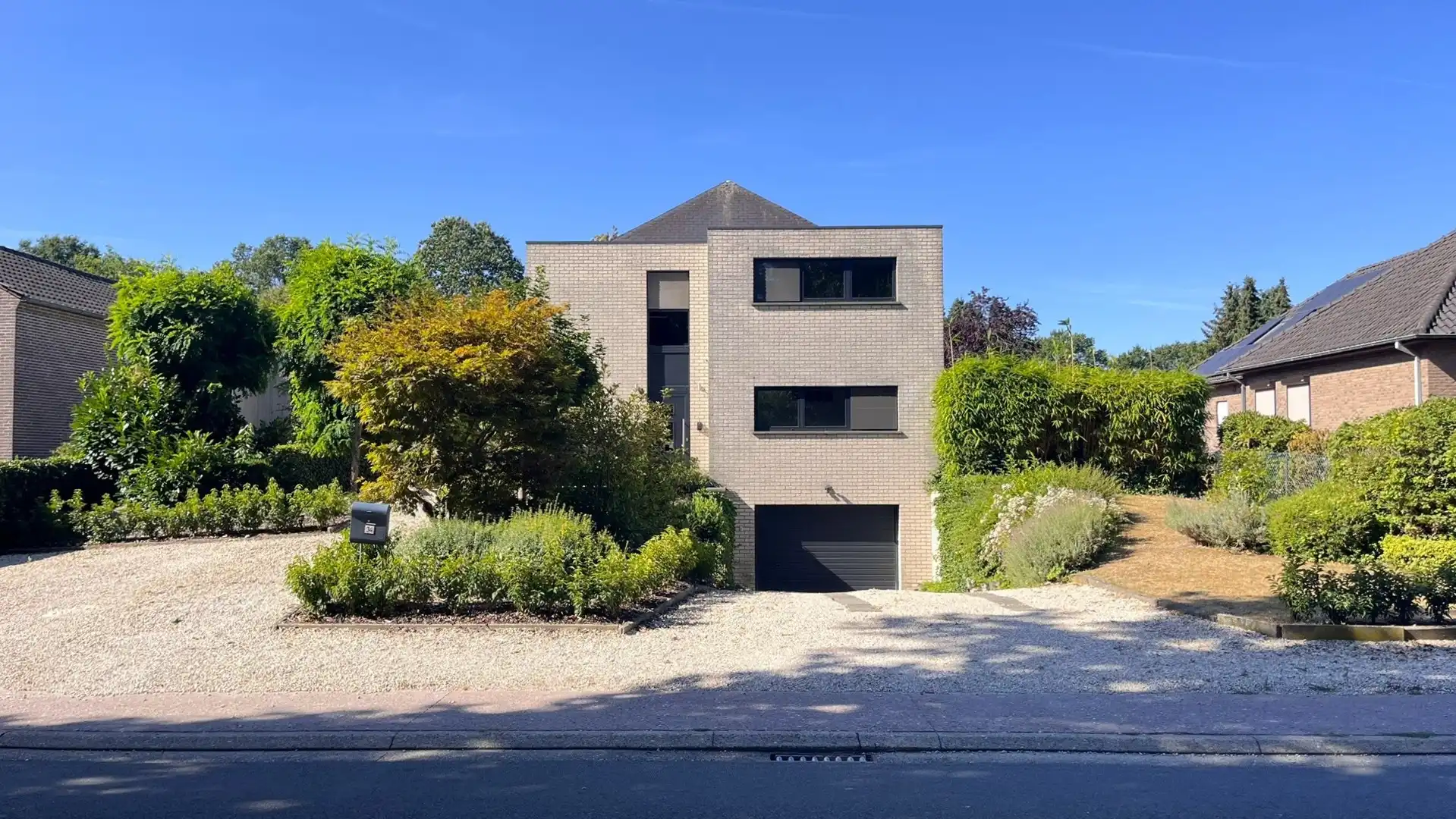Vrijstaande woning met 4 slaapkamers, inpandige garage en zuidgerichte tuin foto {{pictureIndex}}