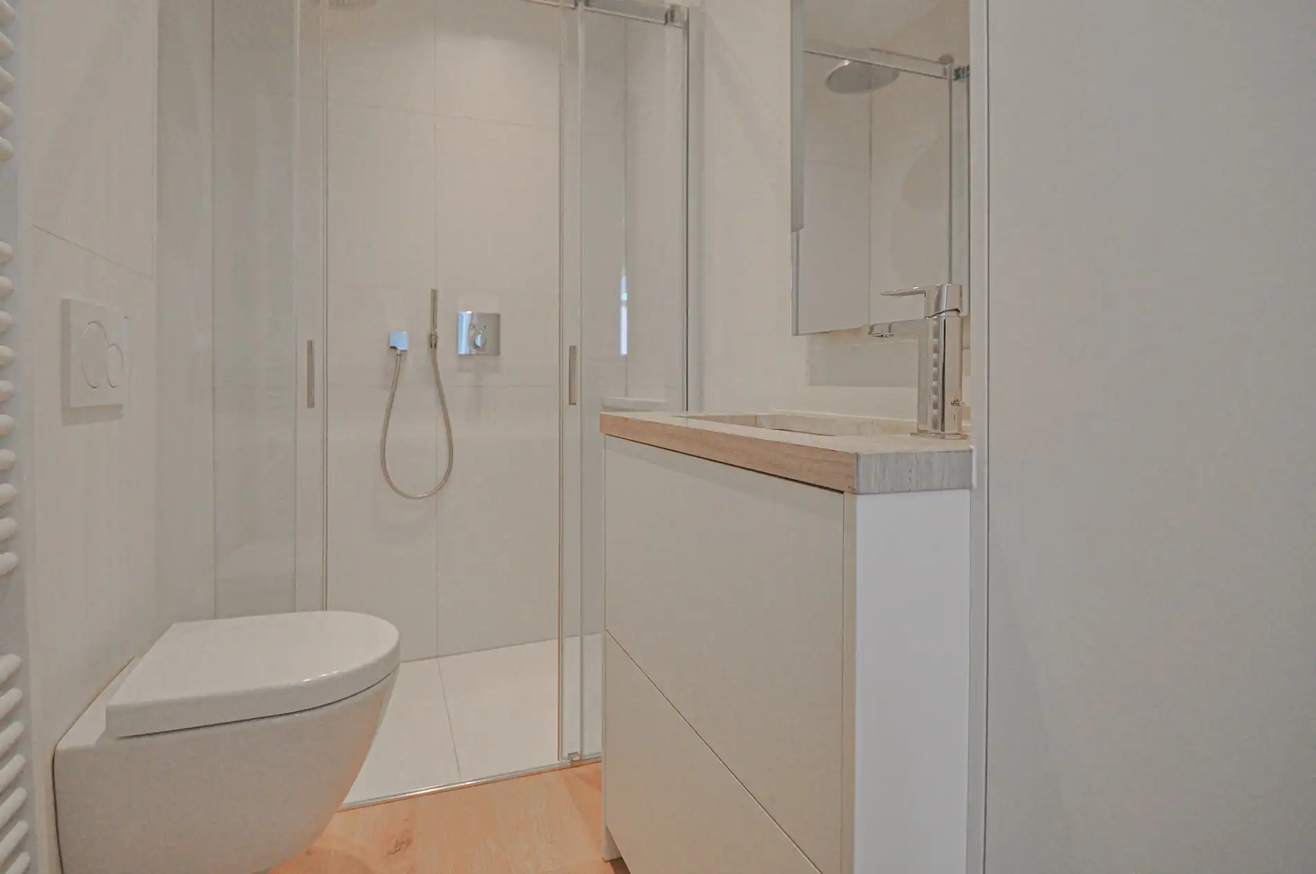 Volledig gerenoveerd dakappartement met een terras van ongeveer 45 m². foto 14