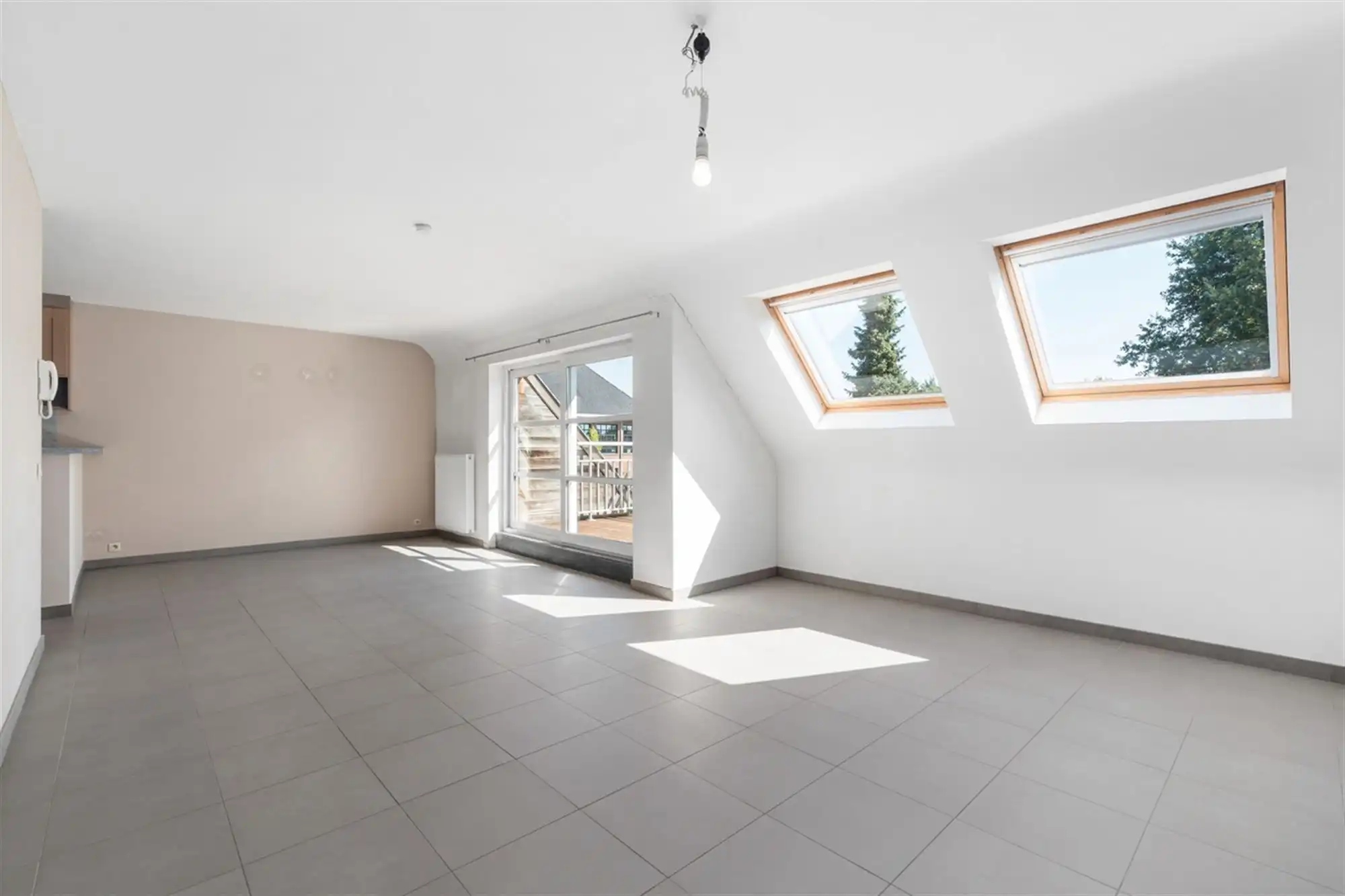 Mooi DORPS-APPARTEMENT met 2 slaapkamers, terras & zolder foto 4