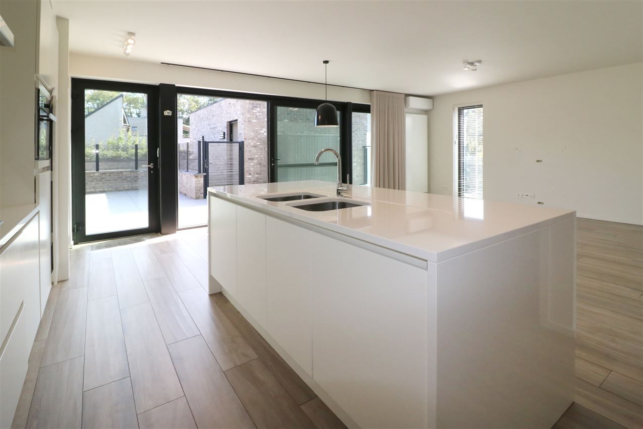 Zonnig appartement met ruim terras, twee slaapkamers in centrum foto 8