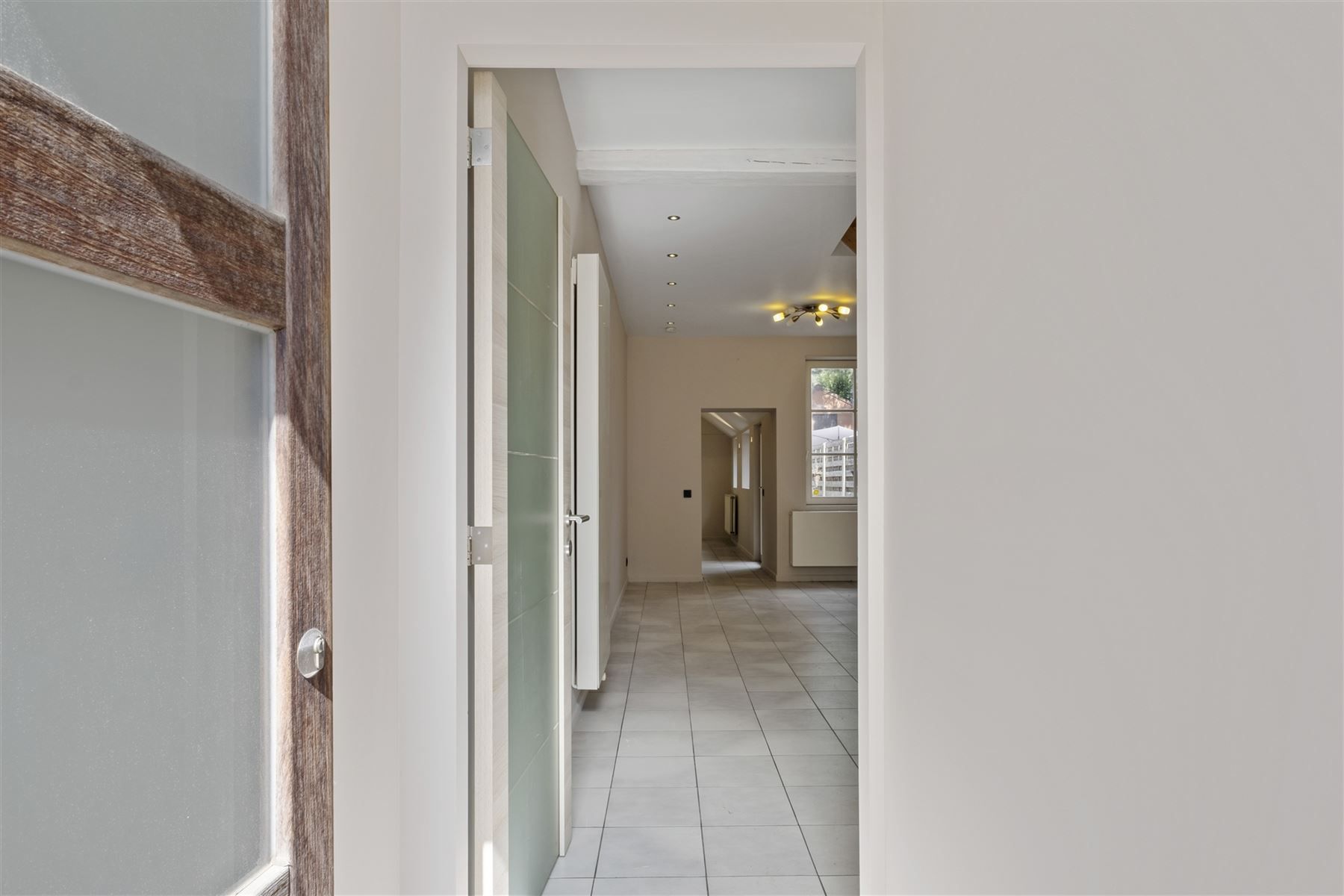 Mooie gerenoveerde woning met 3 slaapkamers en onderhoudsvriendelijke tuin foto 4