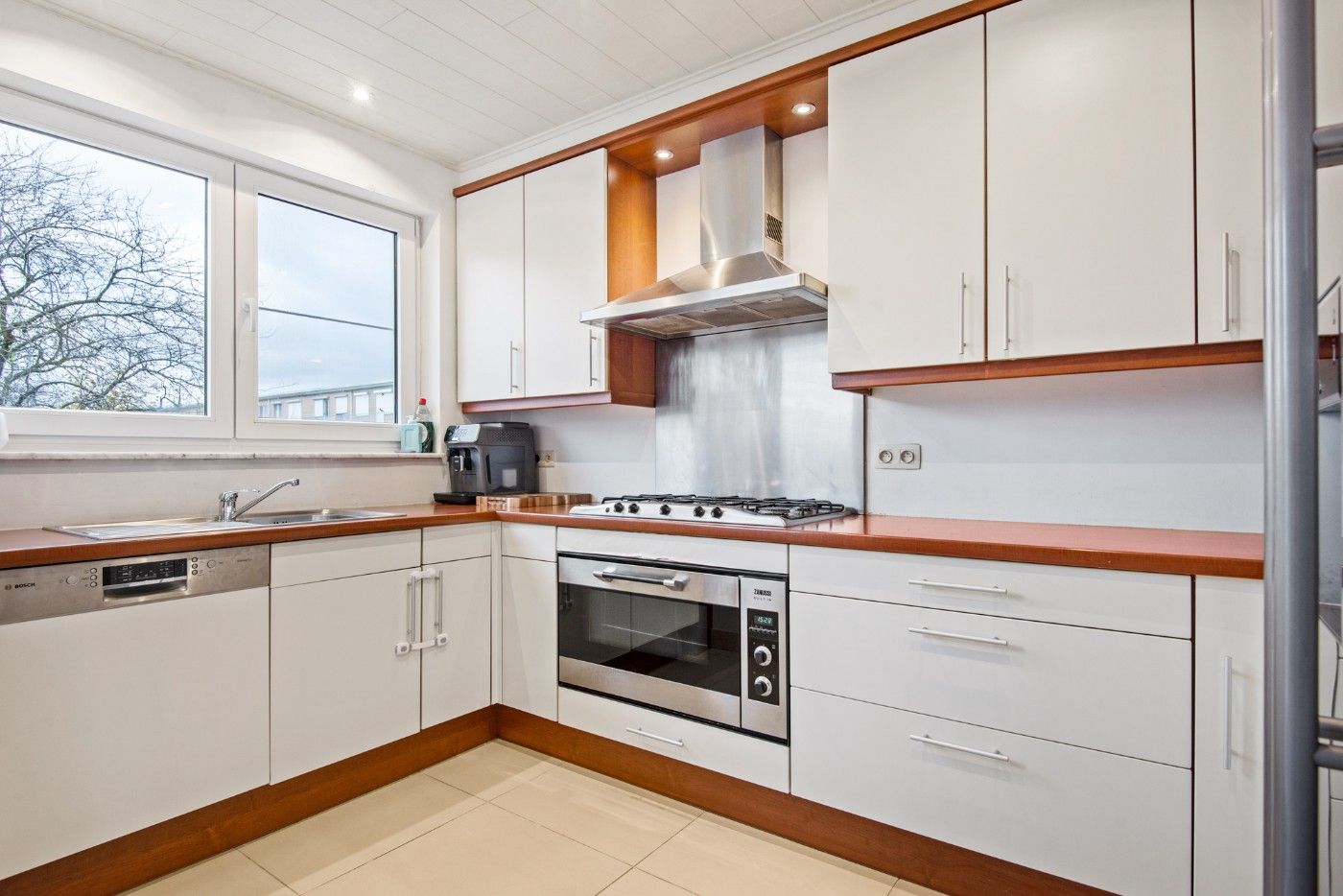 Ruime bel-etagewoning met 3 slpk, terras, tuin en inpandige garage foto 9