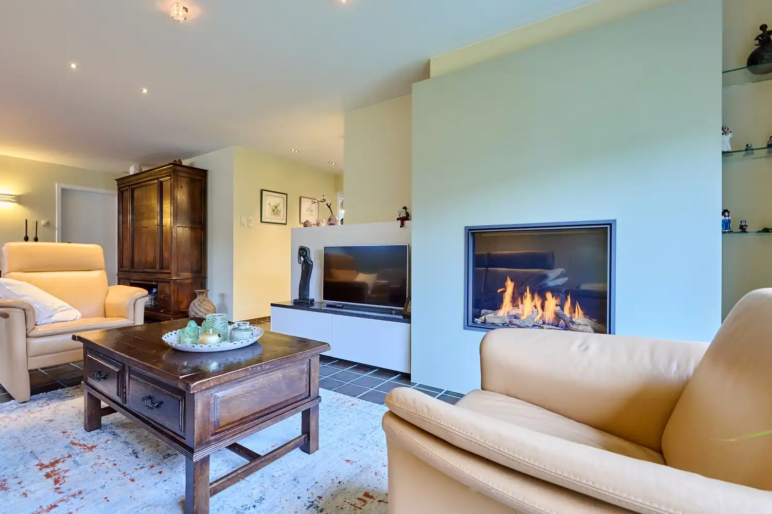 Residentieel en op een uitgestrekt perceel gelegen vernieuwde woning met 3/4 slaapkamers foto 2