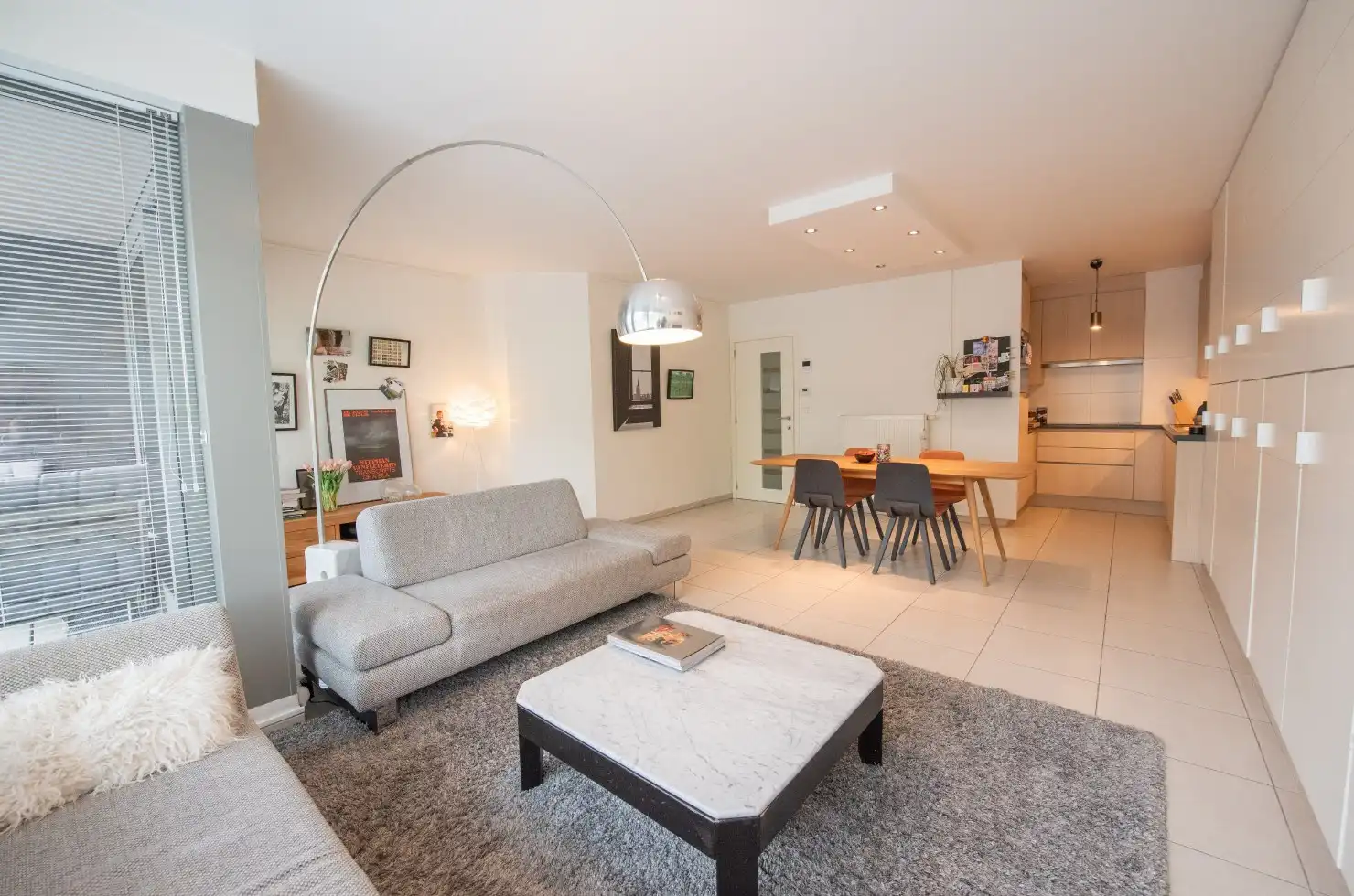 Te koop: gezellig 2 slaapkamer appartement met ruim terras in hartje Waregem! foto 3