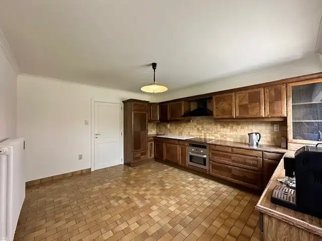 Halfopen woning met 3 slaapkamers, tuin en garage te Neeroeteren.  foto 2