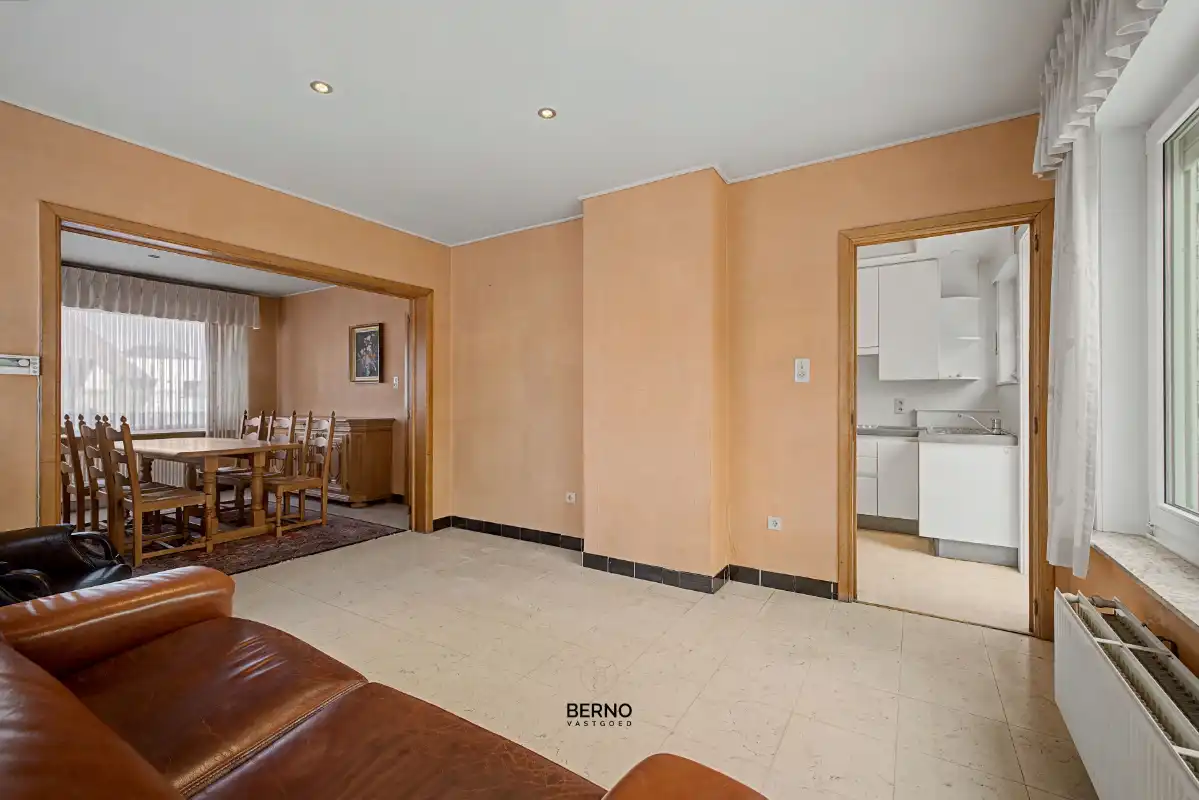 Halfopen bebouwing met oprit en ruime, zonnige tuin. foto 5