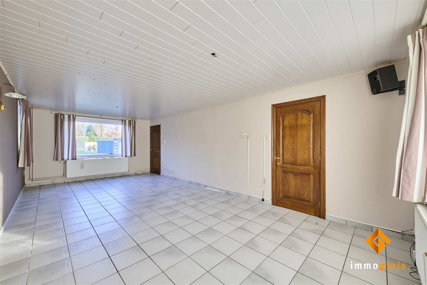 Zéér ruime woning met 5 slaapkamers en 2 badkamers op een ruim perceel van 12a40ca. Uitbreiding op zolder mogelijk! foto 4