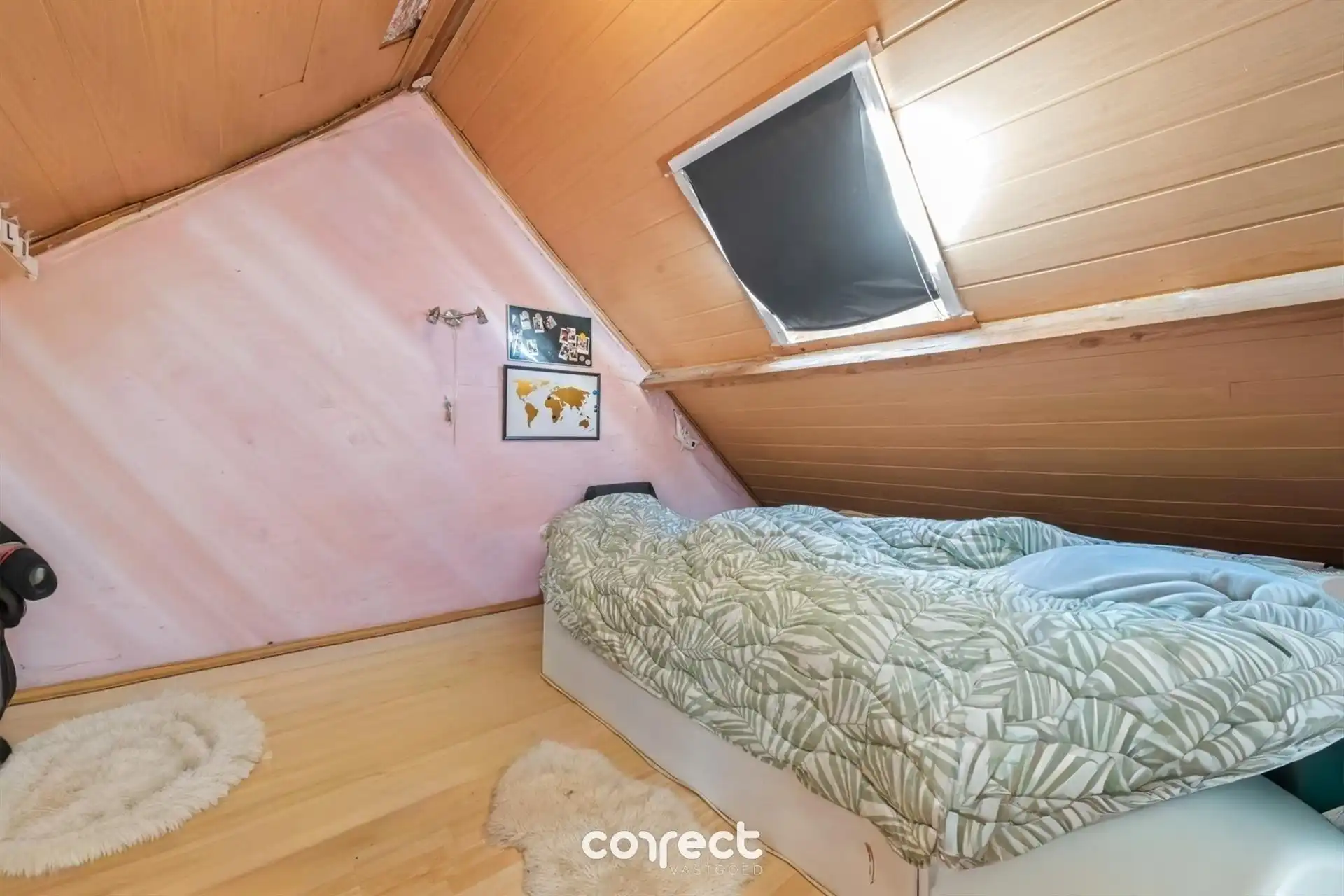 Centraal gelegen open bebouwing op ruim perceel en oprit. foto 9