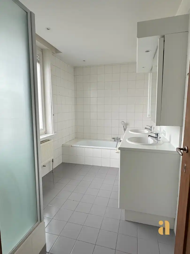 Te huur: royale woning met zwembad foto 21