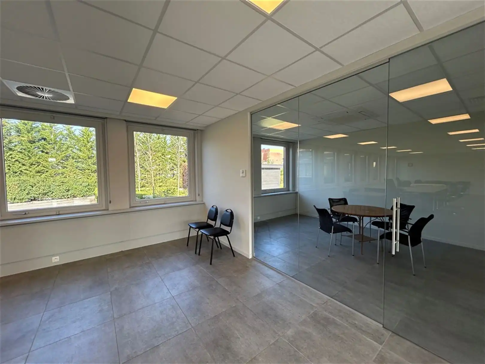 Multifunctioneel kantoorgebouw met veel parking te Houthalen foto 9