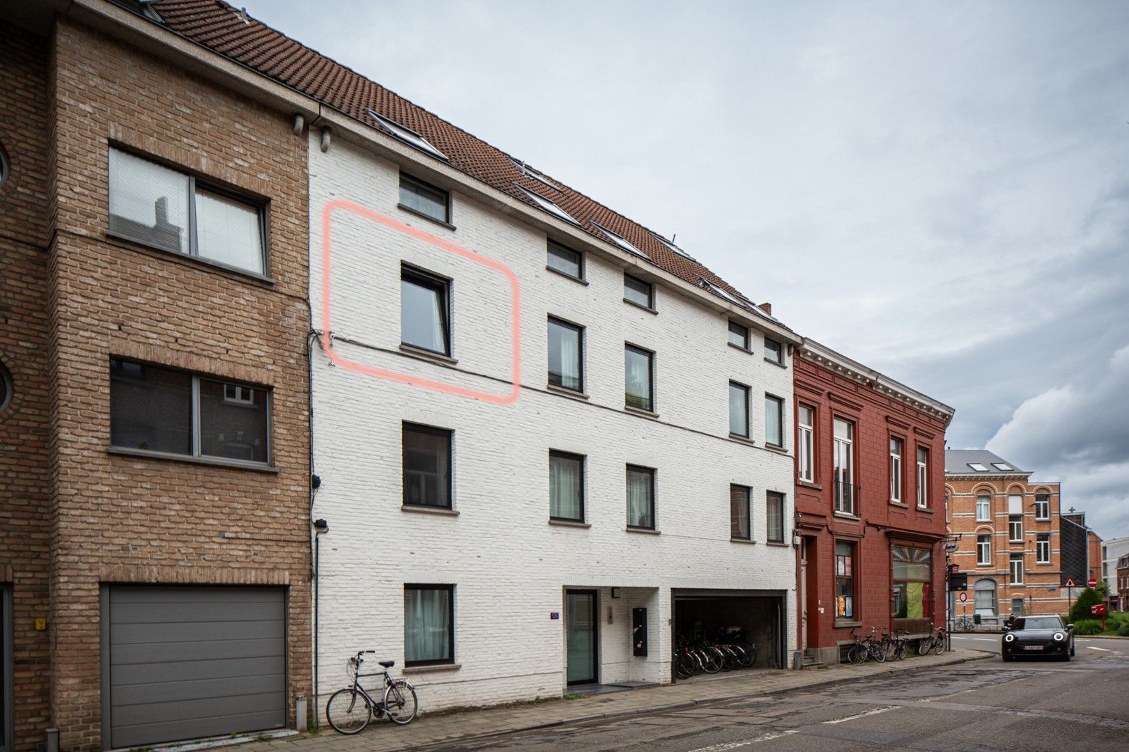 Knappe studentenkamer met eigen badkamer foto {{pictureIndex}}