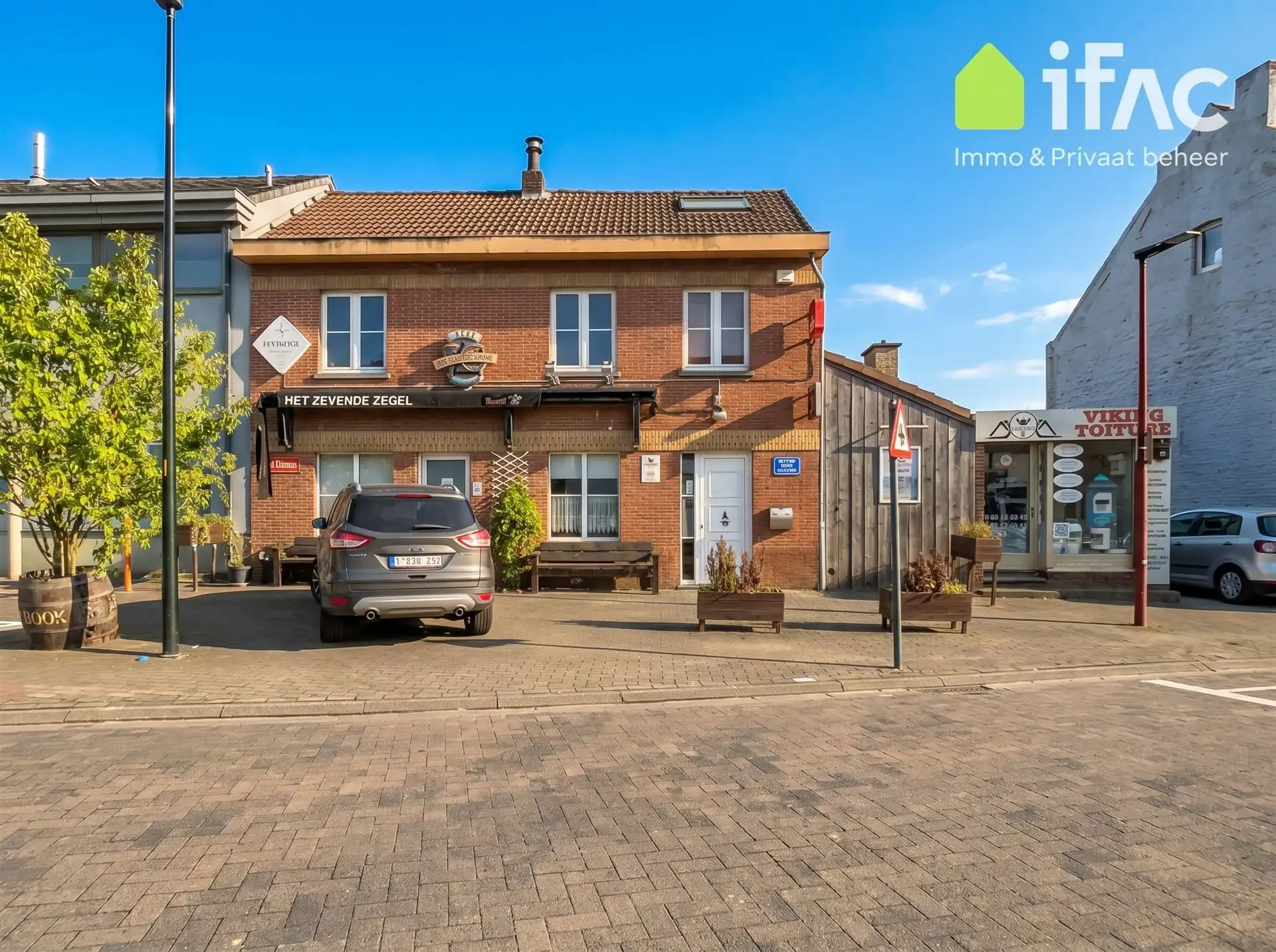 Handelspand met appartement, feestzaal en tuin foto {{pictureIndex}}