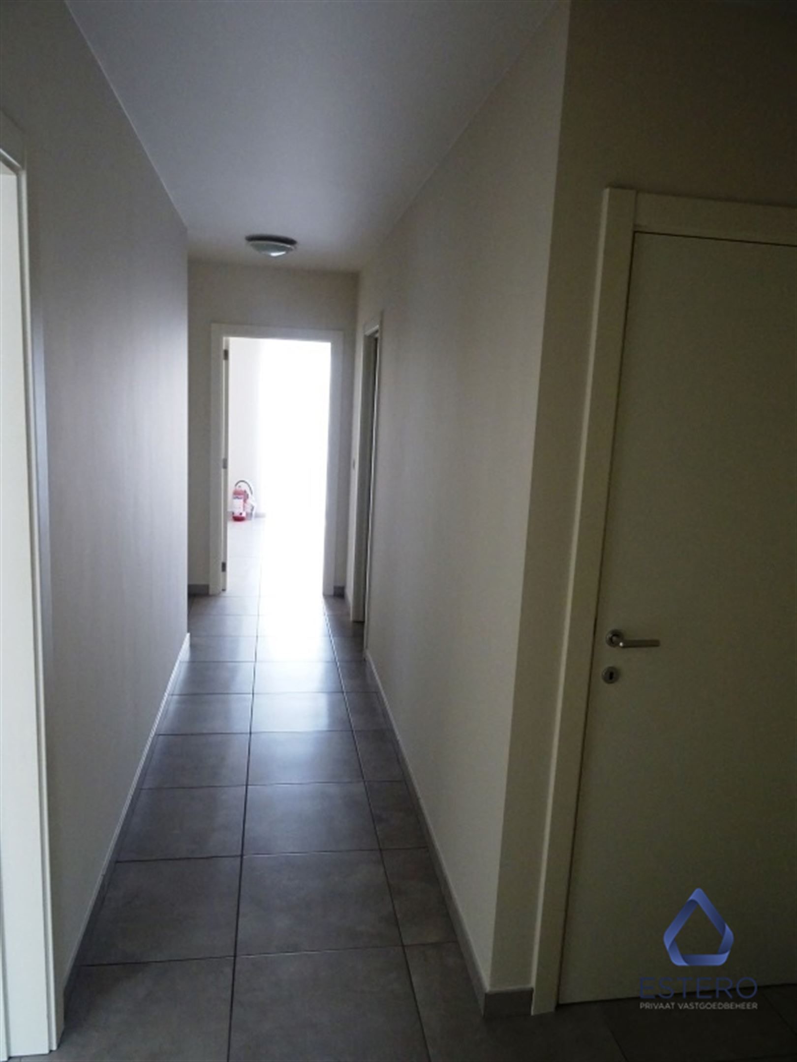 Leuk gelijkvloers appartement met groot terras, aangelegd tuintje en garagebox foto 2