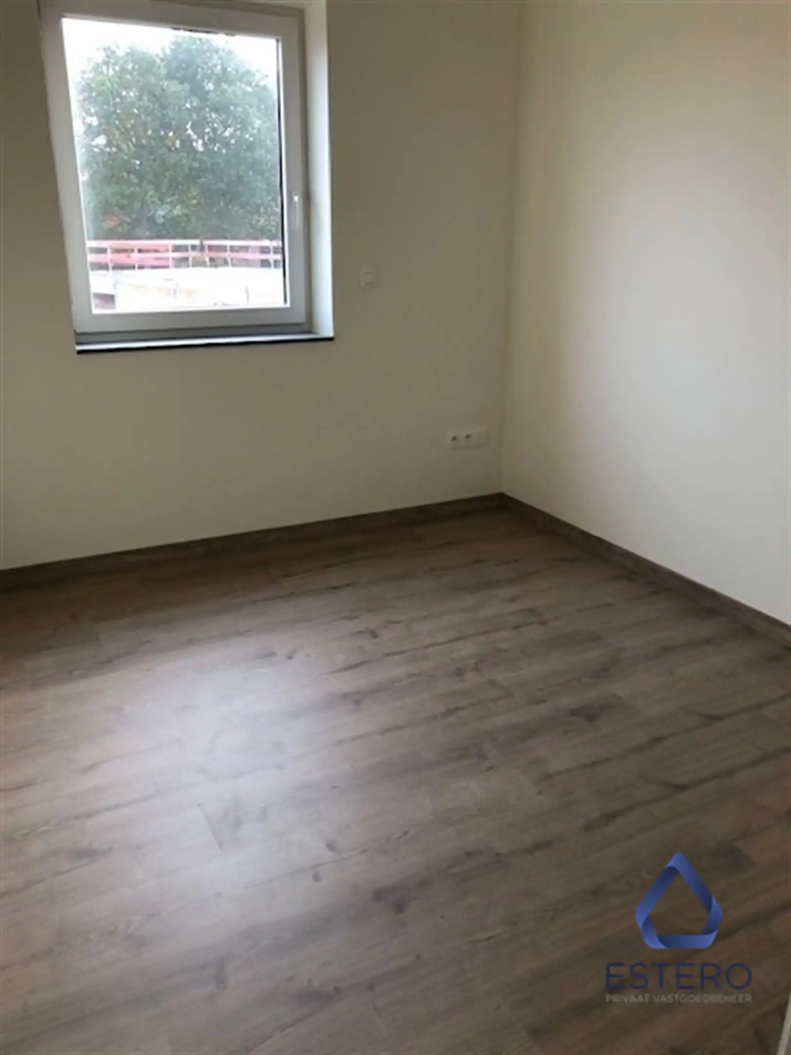 Recente halfopen woning met 3 slaapkamers en tuin foto 14