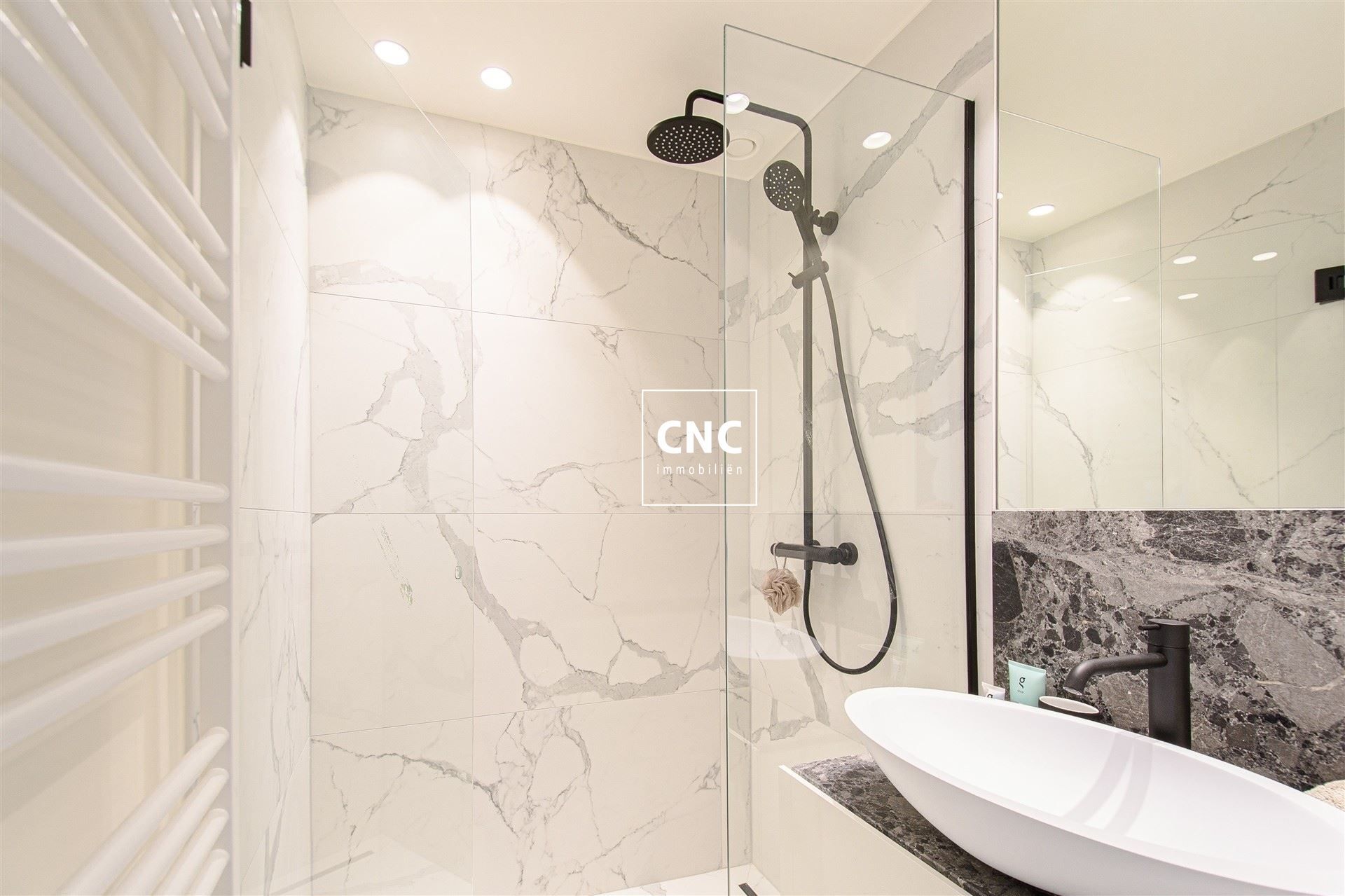 Stijlvol gerenoveerde duplex op toplocatie in Knokke

 foto 21