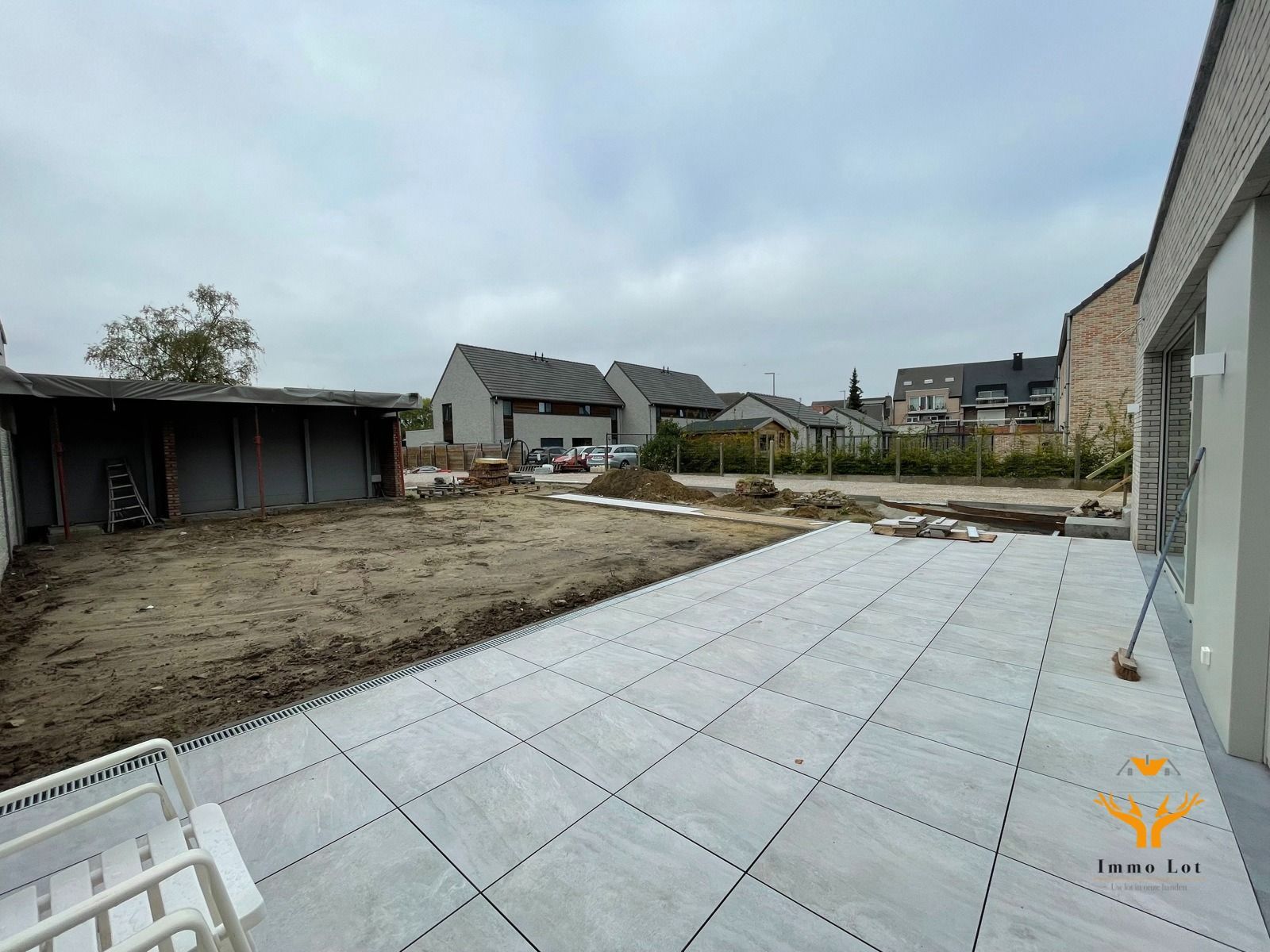 Volledig gerenoveerd appartement op het gelijkvloers van maar liefst 220m² met privé tuin en terras.  foto 17