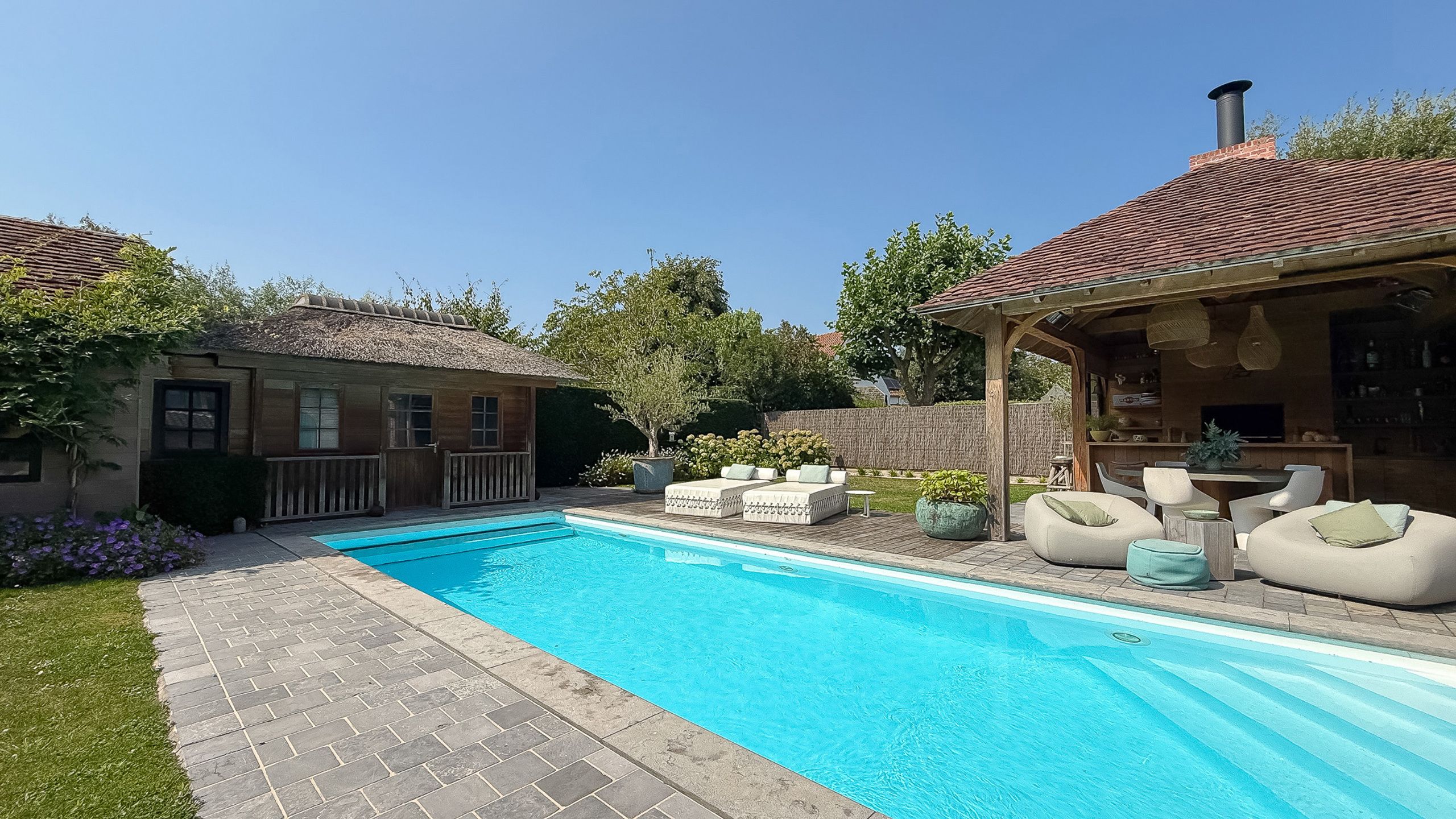 Exclusieve villa met zwembad, gelegen in een groene omgeving foto 4