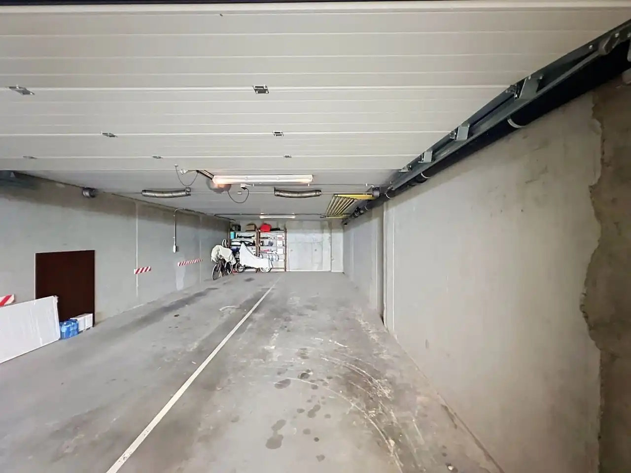 Helft van een dubbele garage, gelegen in de August Beernaertstraat. foto 5