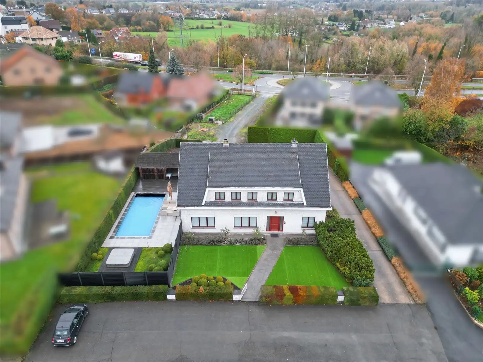 Polyvalente villa met  zeer grote loods foto {{pictureIndex}}