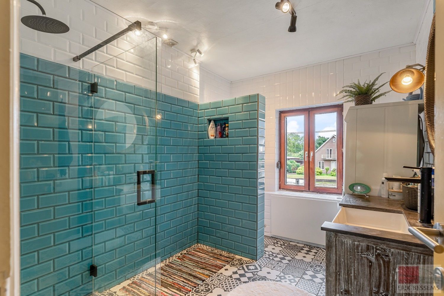 Unieke gesloten bebouwing met veel potentieel, deze ruime woning biedt een indrukwekkende woonoppervlakte van 306 m² foto 19