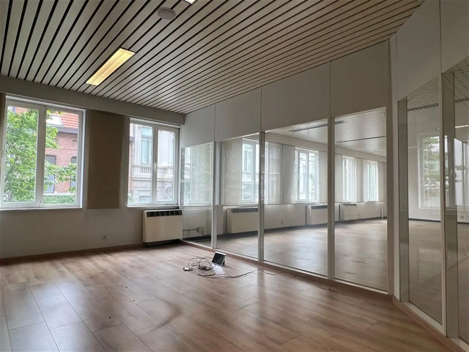 Kantoorgebouw gelegen aan de E19, A12 en E17 foto 6