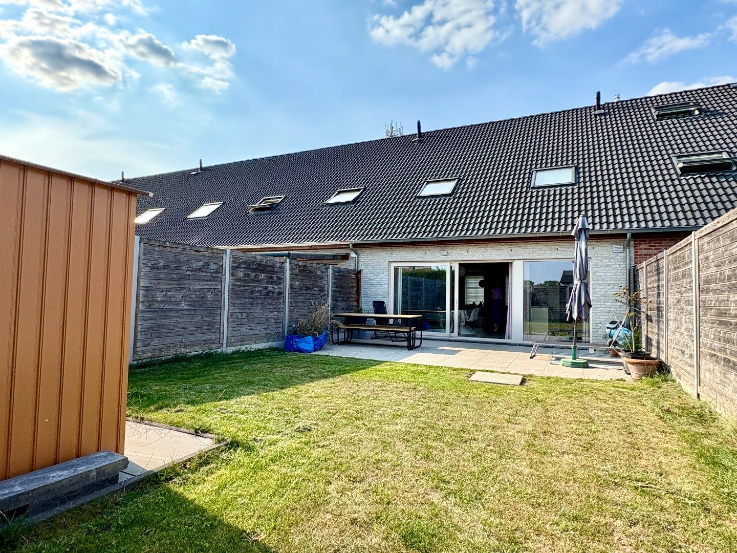 Hedendaagse woning met uitweg en 3 slks te huur in Kuurne. foto {{pictureIndex}}