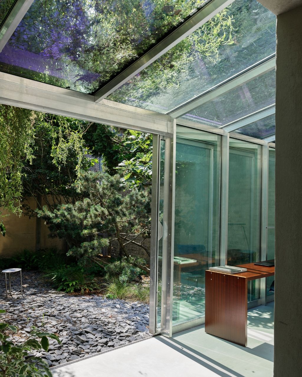 Uniqum - Architectuur tot op haar essentie. Een bijzonder doordacht brutalistisch appartement met tuin op een gegeerde locatie nabij het Sint-Pietersstation. foto 18