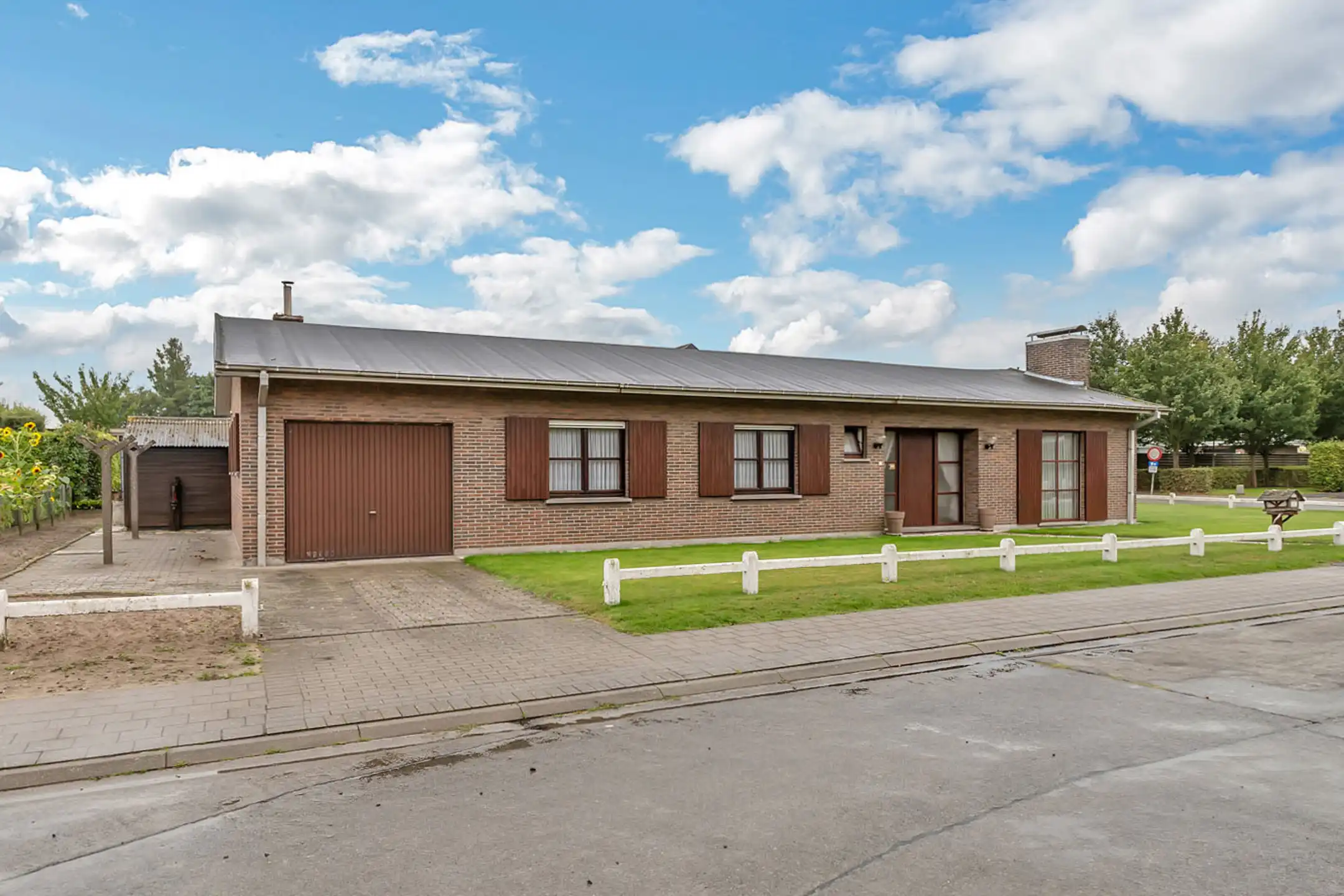 Hoofdfoto van de publicatie: Te renoveren bungalow op toplocatie in Deinze