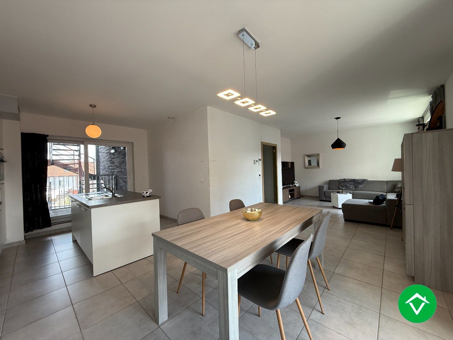 Appartement met twee slaapkamers, garage en twee terrassen te Roeselare foto 2