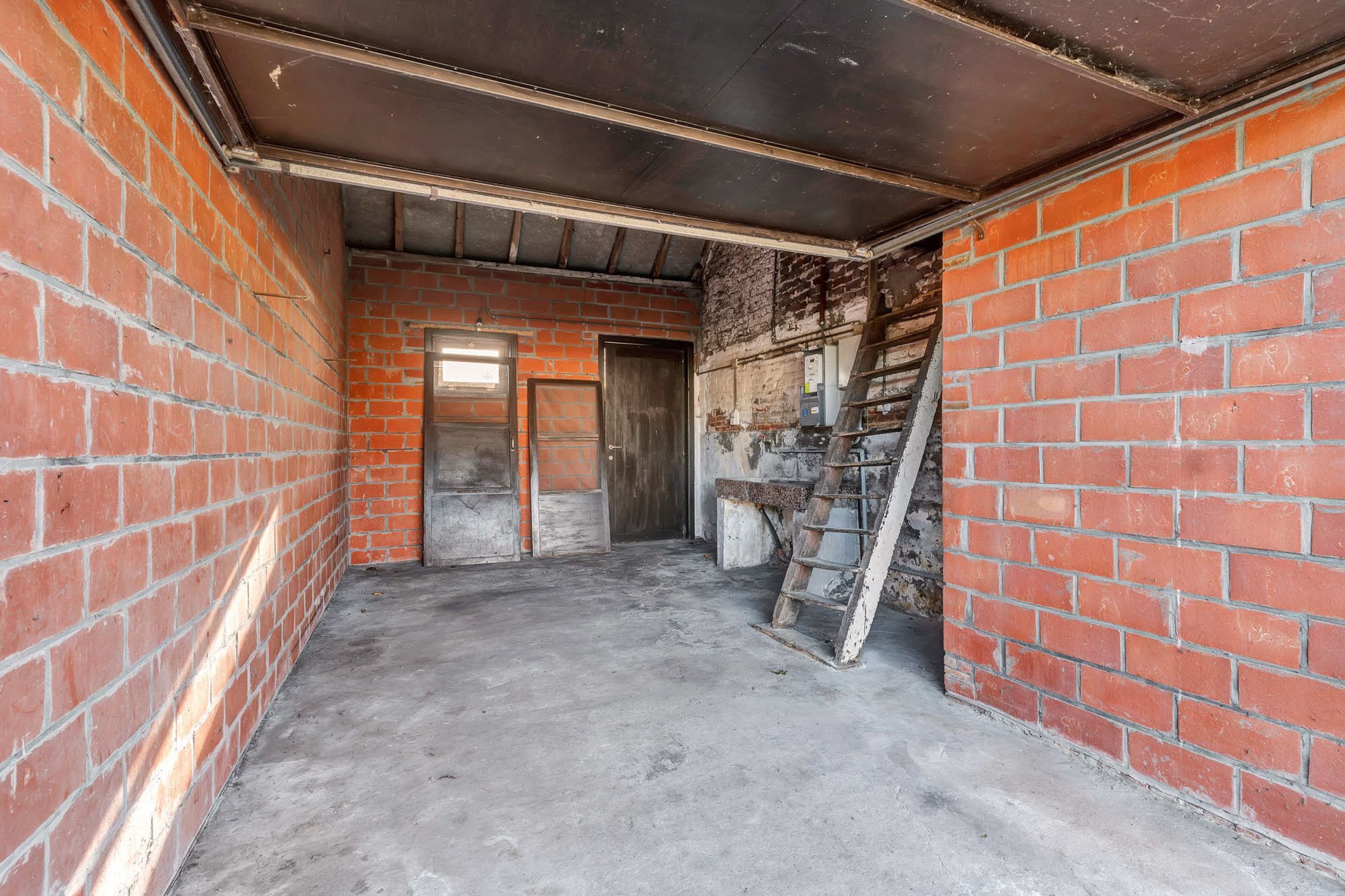 Volledig te renoveren/af te breken woning met (ver)bouwmogelijkheden foto 9