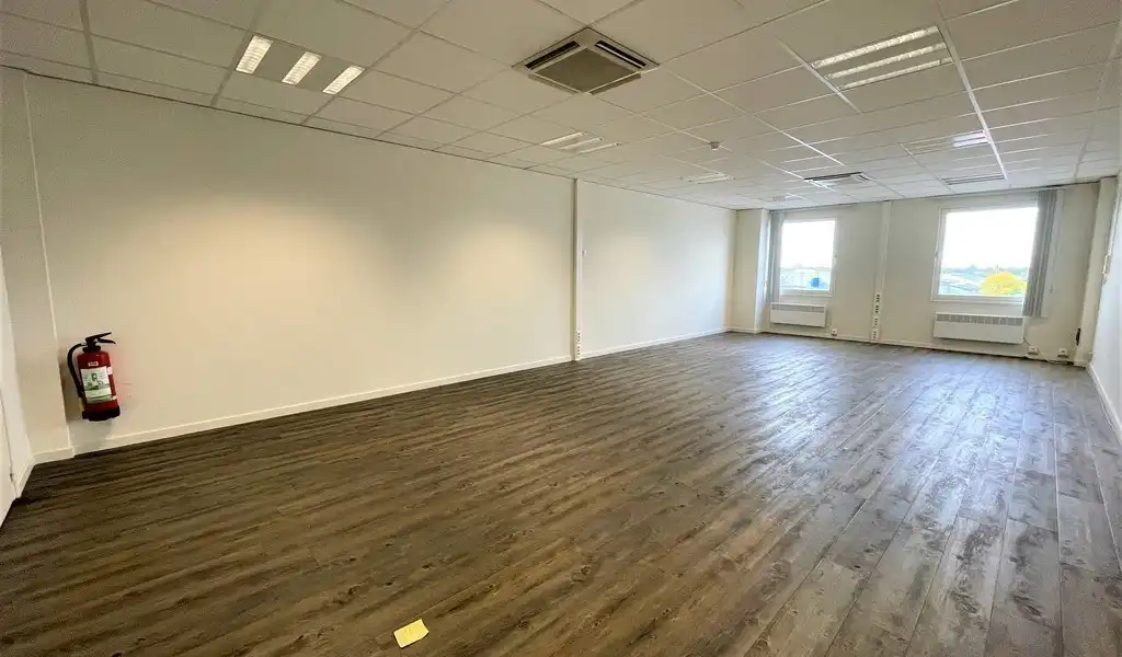 Instapklaar kantoor te huur in Immogranit Building Drongen foto 11