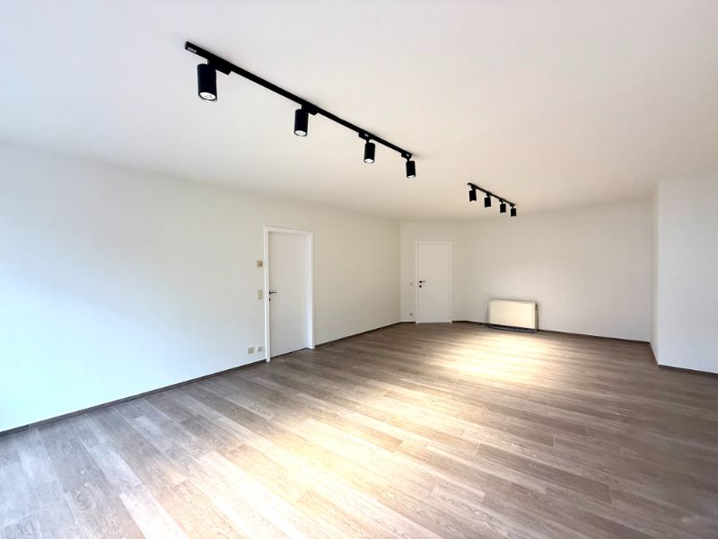 Instapklaar en ruim appartement met 2 slaapkamers en groot terras in hartje Deinze foto 4