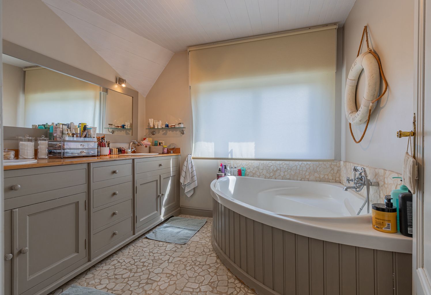 Grote villa op 22a met tuin, garage én bijgebouw foto 14